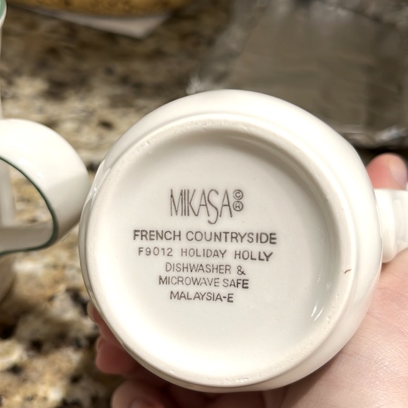 Cute Christmas Holly Cups - Picture 3 of 3